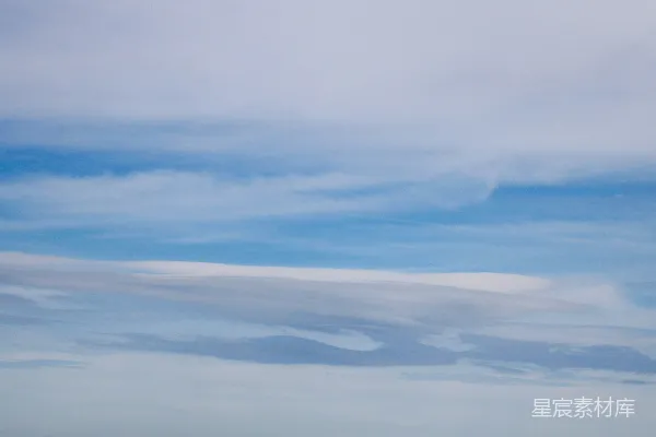 高清摄影 海滩上一个人正站在那里放风筝。