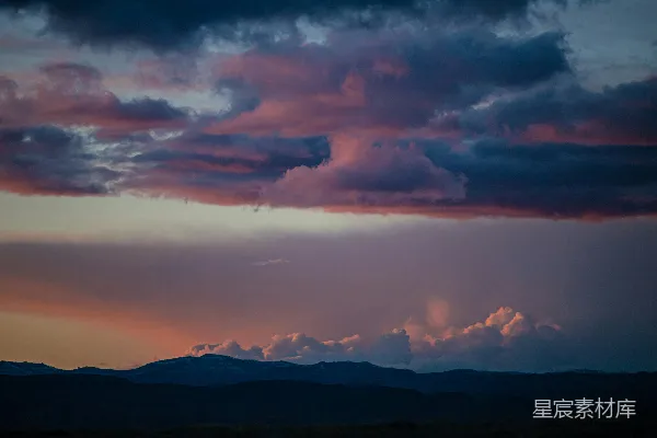 高清摄影 夕阳下山影朦胧的山脉轮廓