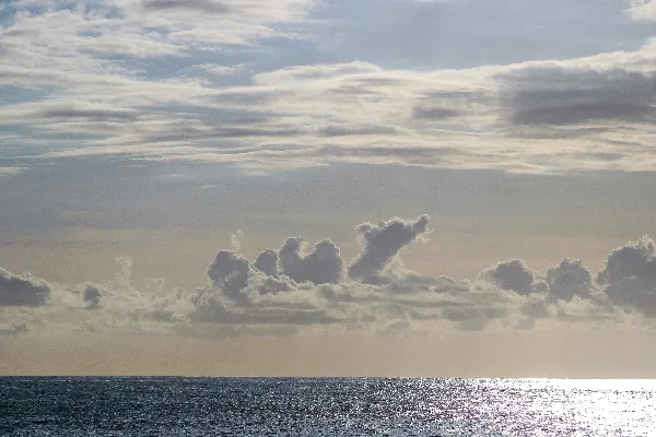 高清摄影 海滩上一个人拿着冲浪板行走