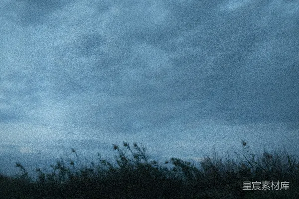 高清摄影 一个人在夜晚站在一条土路上