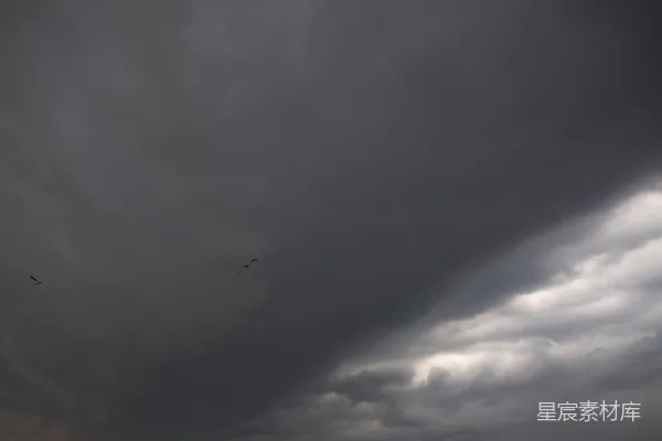 高清摄影 乌云密布的天空充满了黑暗和暴风雨般的云层。