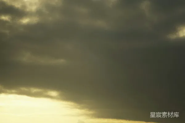 高清摄影 一架飞机在云层覆盖的海天之间飞行