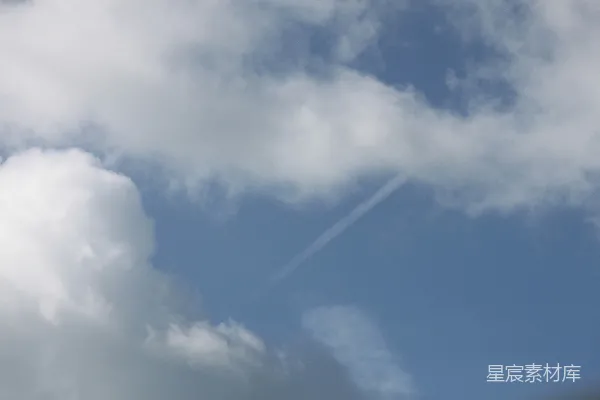高清摄影 一架飞机穿过蔚蓝天空中的云层