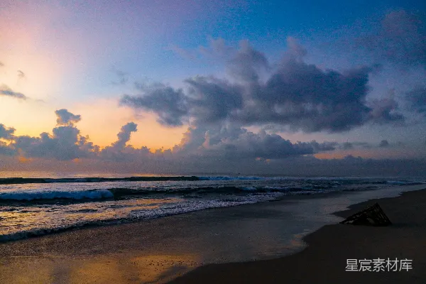 高清摄影 有波浪和云朵的海滩