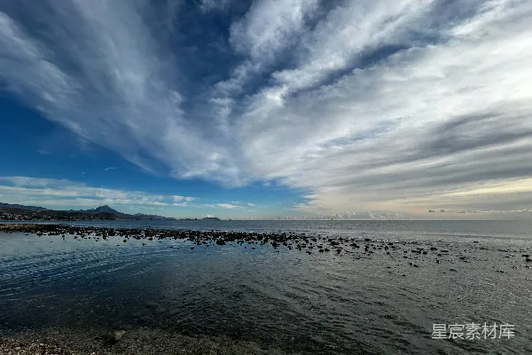 高清摄影 蓝天下的海洋上漂浮着白云。