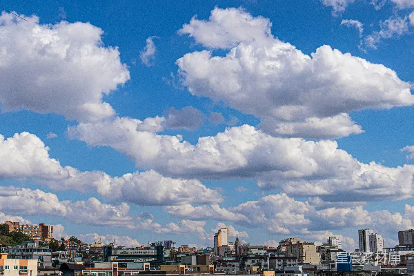 高清摄影 天空中有许多云的城市风景