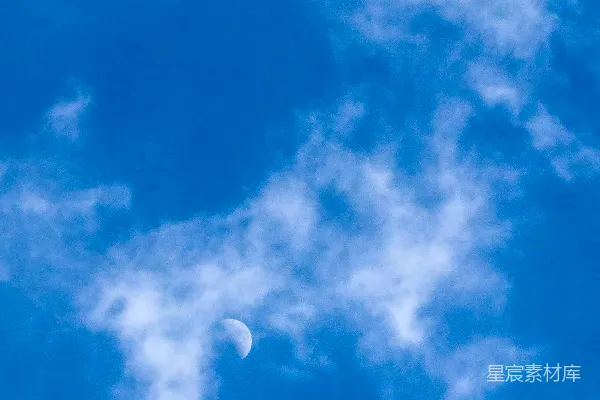 高清摄影 一架飞机穿过蓝色的云层天空