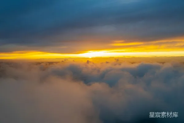 高清摄影 天边的太阳正在云层间落下