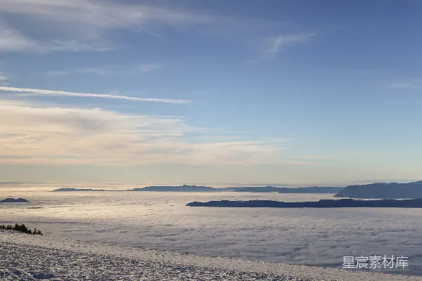 高清摄影 滑雪者站在覆盖着白雪的山坡上