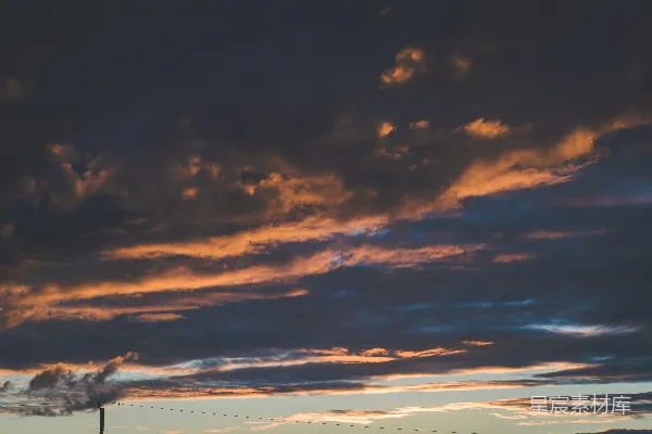 高清摄影 夕阳西下，天空布满了云彩。