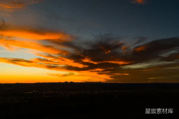 高清摄影 绚烂的夕阳云霞映衬在暗淡的地平线上