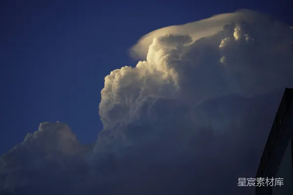 高清摄影 风云变幻填满了暗淡的天空。