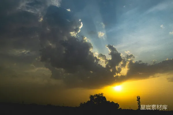 高清摄影 夕阳落在一片布满云彩的天空后面