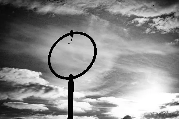 高清摄影 天边一道环形物体 against a cloudy sky 对应的是 天边有一道环形物体