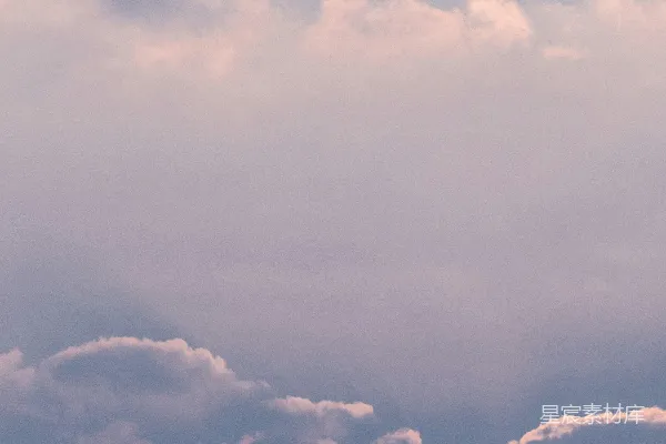 高清摄影 空中飞行的飞机，背景是云朵。