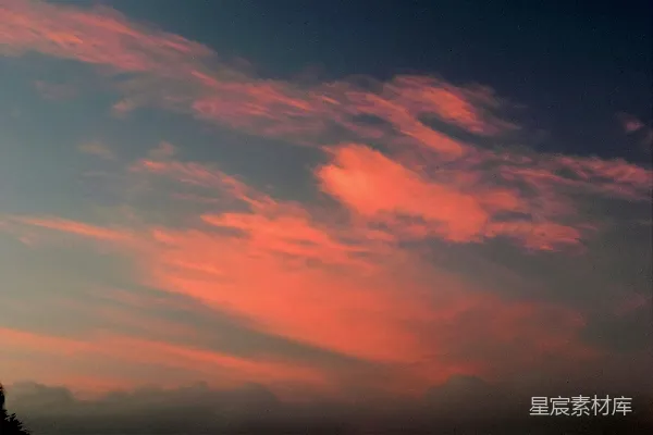 高清摄影 蓝紫色的天空中飘着粉红色的云朵