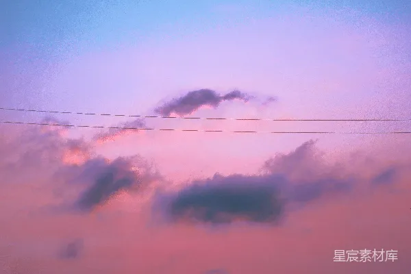 高清摄影 粉蓝相间的天空中云朵与电线交错