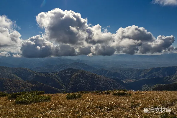 高清摄影 山峦间云雾缭绕的一景