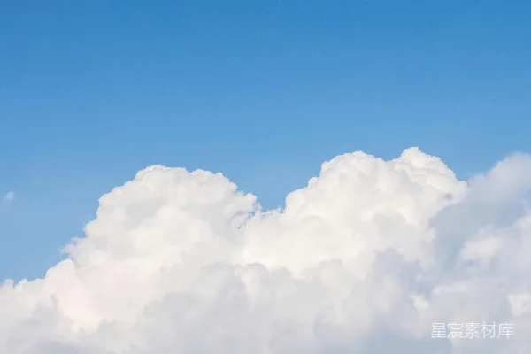 高清摄影 一架飞机在蓝天中有云的天空中飞行