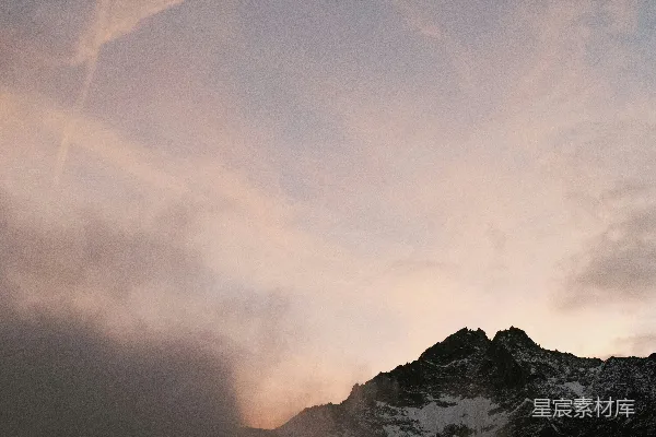 高清摄影 天空中有几朵云的山峰