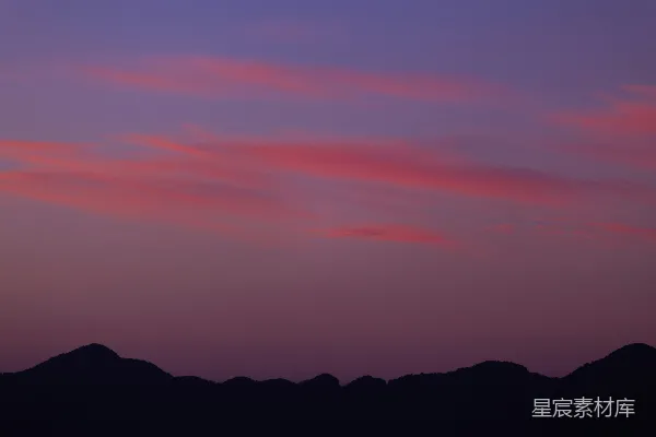 高清摄影 黄昏时飞在天空中的飞机