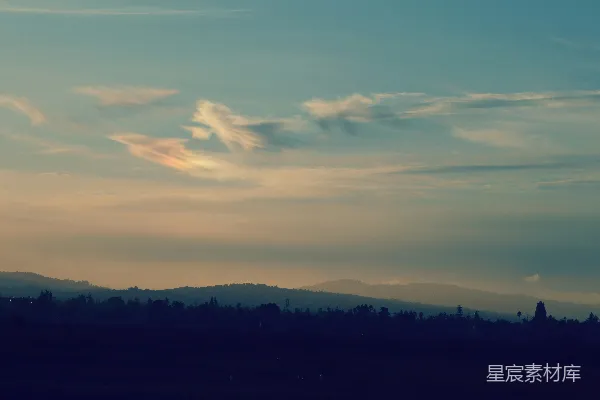 高清摄影 夕阳下的轮廓山和树的天空