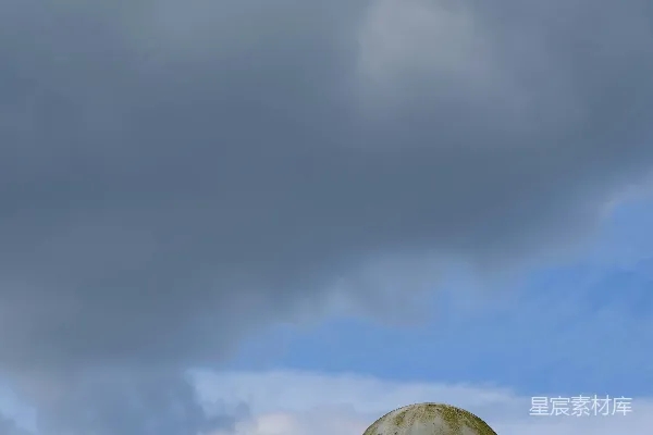 高清摄影 背景是阴云密布的天空的一盏街灯。