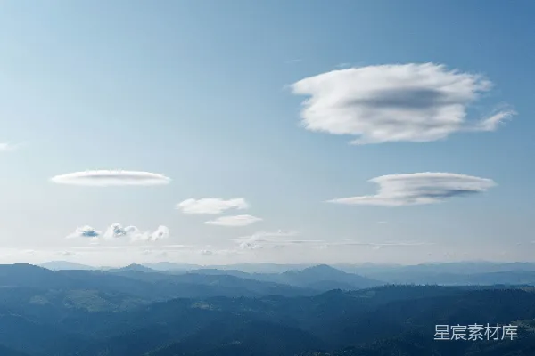 高清摄影 云朵漂浮在起伏的山丘和山脉之上。