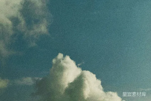高清摄影 轻柔的云朵在蓝天中漂浮。