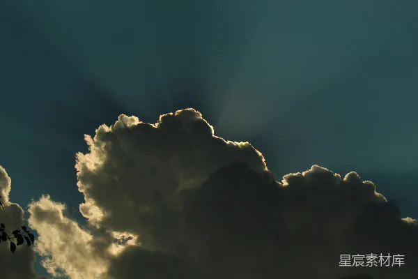 高清摄影 阳光穿透了阴云的天空。