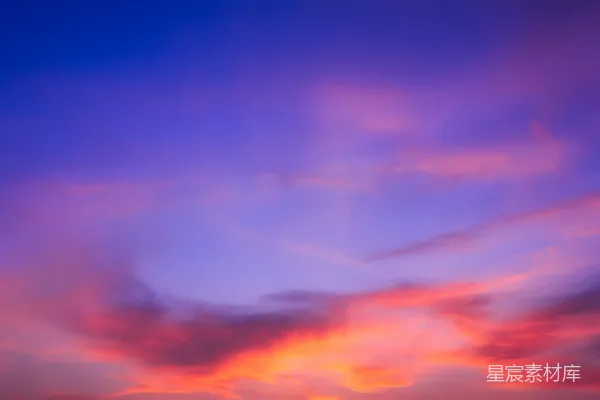 高清摄影 天空中紫色和橙色相间的 vibrant 日落云彩