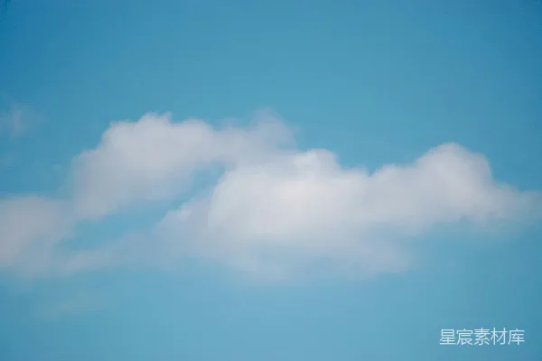 高清摄影 空中飞行的飞机，背景是云朵。