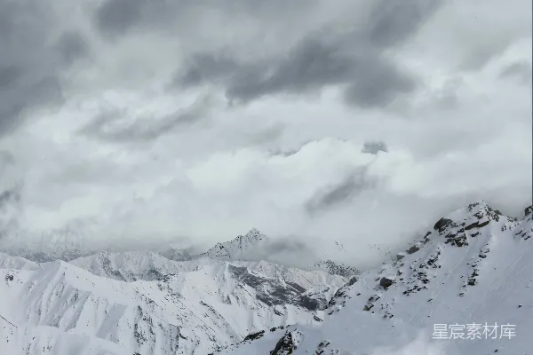 高清摄影 雪山下云雾缭绕