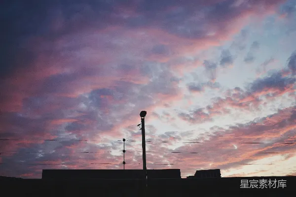 高清摄影 夕阳下的天空呈现出美丽的粉紫色色调。