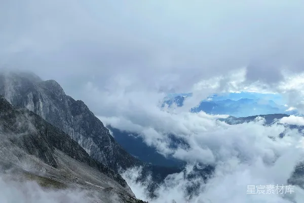 高清摄影 白天灰白山与白云蓝天下的景色