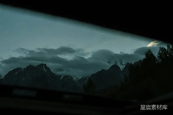 高清摄影 车内眺望山景