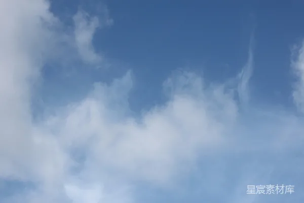 高清摄影 一个人在云层间的蓝天上放风筝