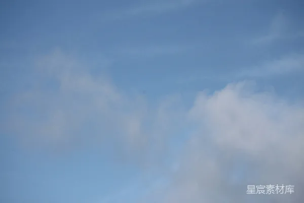 高清摄影 空中飞行的飞机，背景中有朵云。