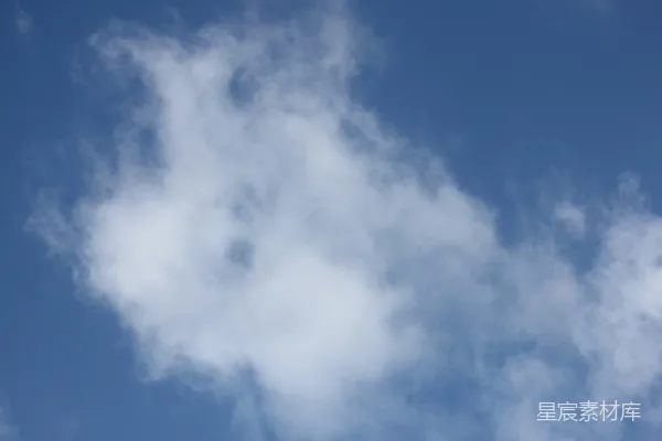 高清摄影 一架飞机在蓝天中有云的天空中飞行