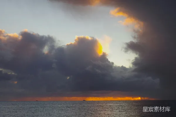 高清摄影 海边宁静的海景中壮丽的日落。