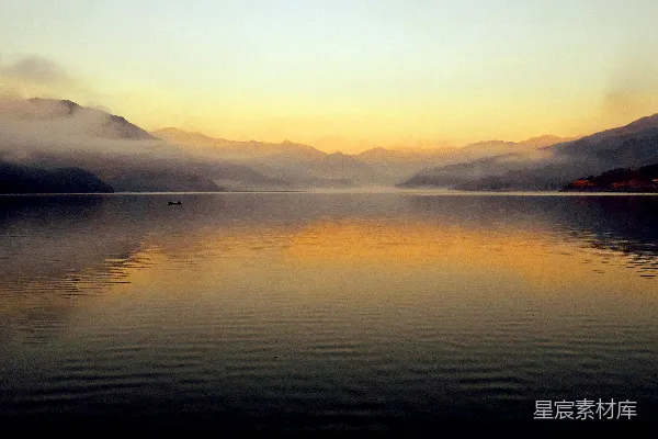 高清摄影 山间白天的水域
