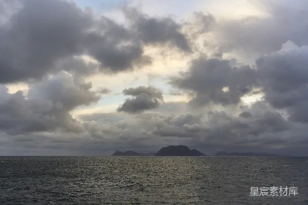 高清摄影 云层下的海岛上空