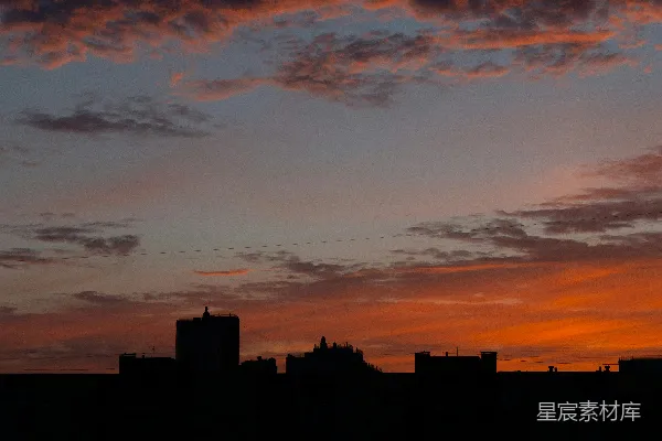 高清摄影 远处的城市天际线，夕阳西下。