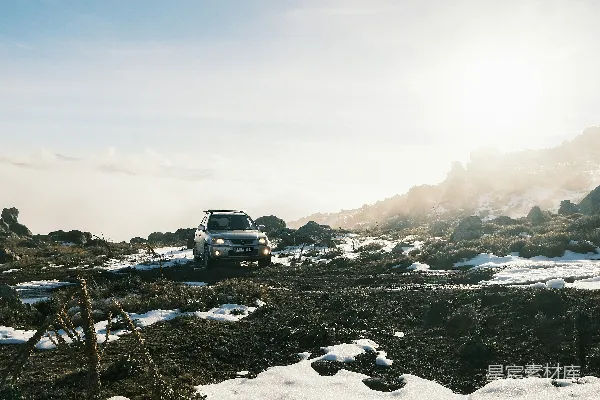 高清摄影 一辆卡车停在一个雪地里。