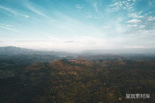 高清摄影 一幅山水图，天空为蓝天。