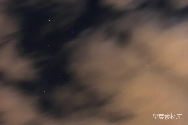 高清摄影 几朵云彩和星星的夜空