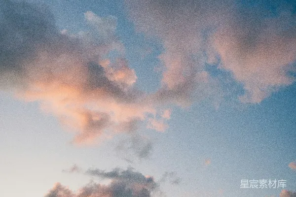高清摄影 飞机正在夕阳西下的天空中飞行。