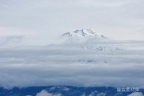 高清摄影 白天雪冠山被云环绕