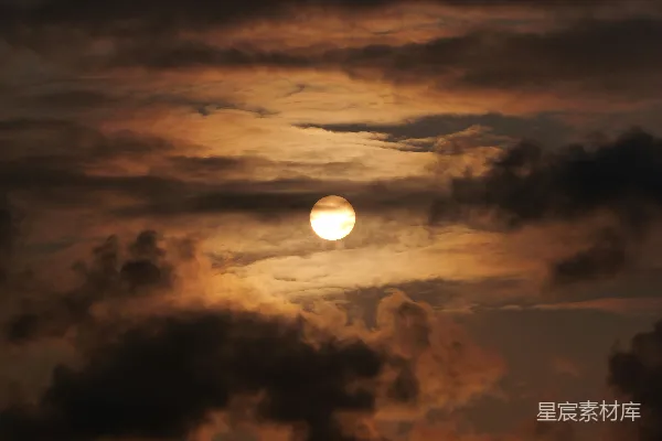 高清摄影 夕阳透过暗而戏剧性的云层照射着。