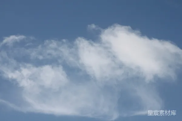 高清摄影 空中飞行的飞机背景是白云。